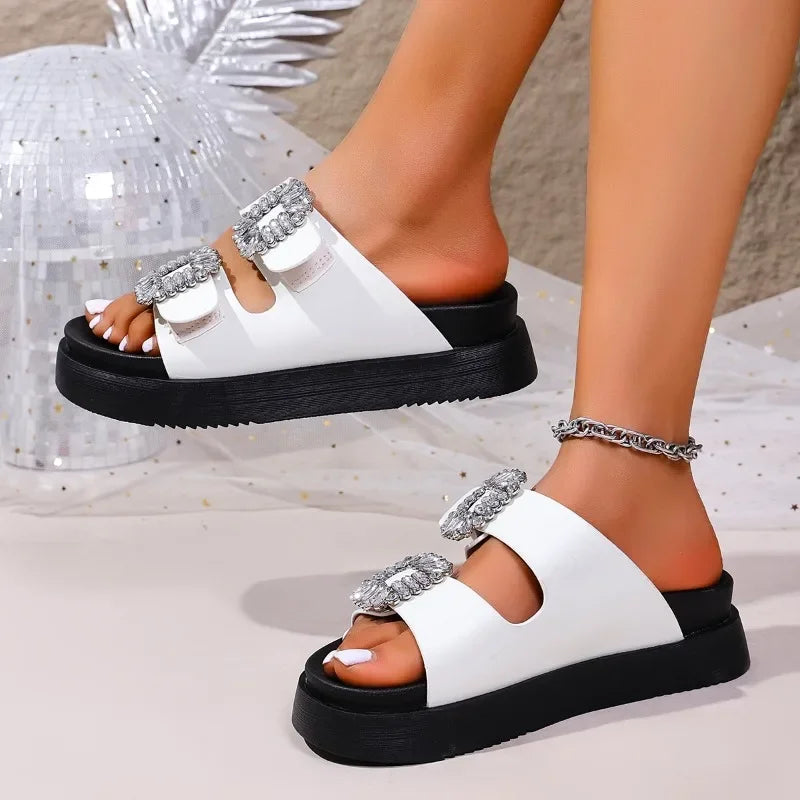 Claquette Orthopédique Femme avec Boucles Carrées Argentées