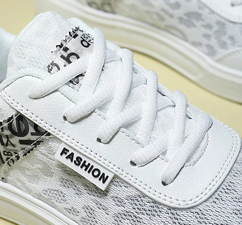 Basket Orthopédique Femme Élégante Blanche Avec Motifs