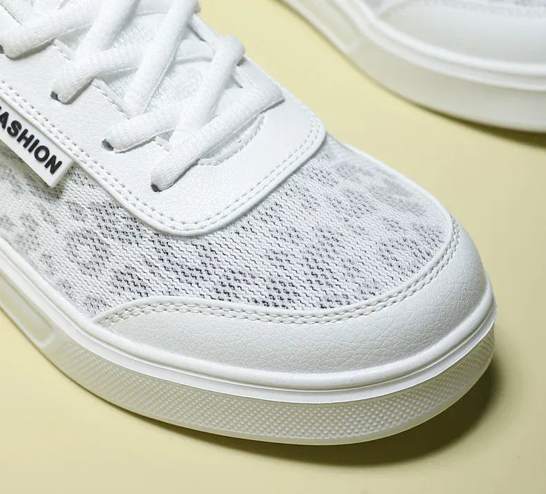 Basket Orthopédique Femme Élégante Blanche Avec Motifs