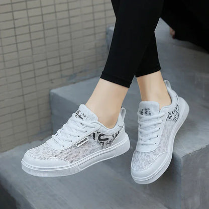 Basket Orthopédique Femme Élégante Blanche Avec Motifs