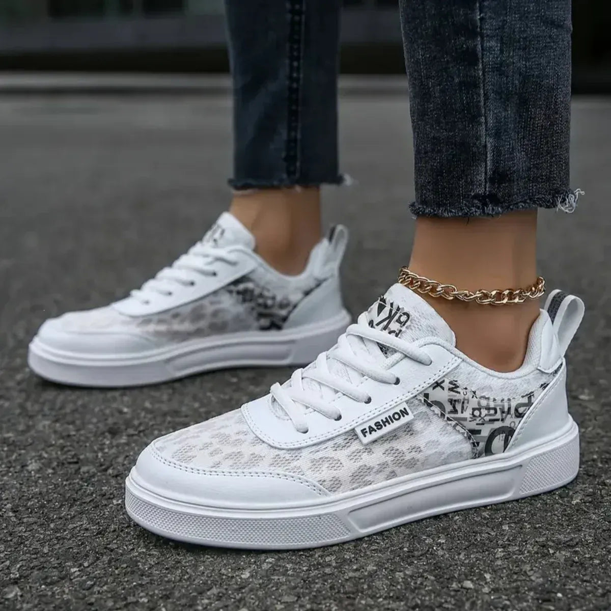 Basket Orthopédique Femme Élégante Blanche Avec Motifs