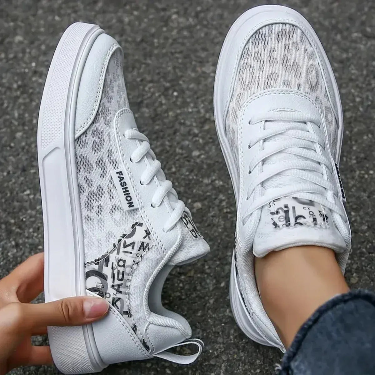 Basket Orthopédique Femme Élégante Blanche Avec Motifs