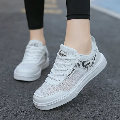 Basket Orthopédique Femme Élégante Blanche Avec Motifs